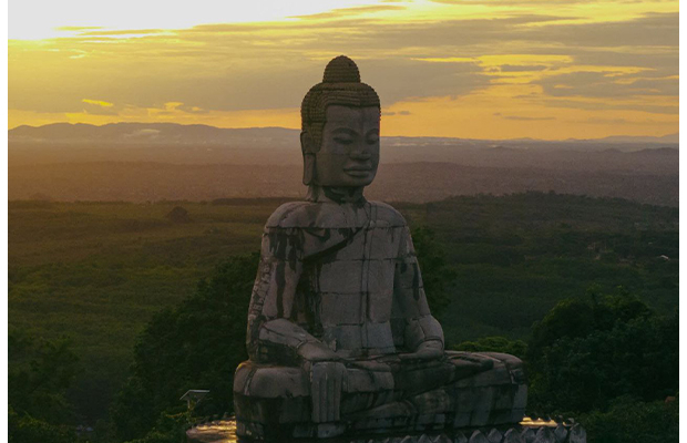 Private Tour of Ratanakiri's Waterfalls, Crater Lake, and Eisey Patamak Mountain